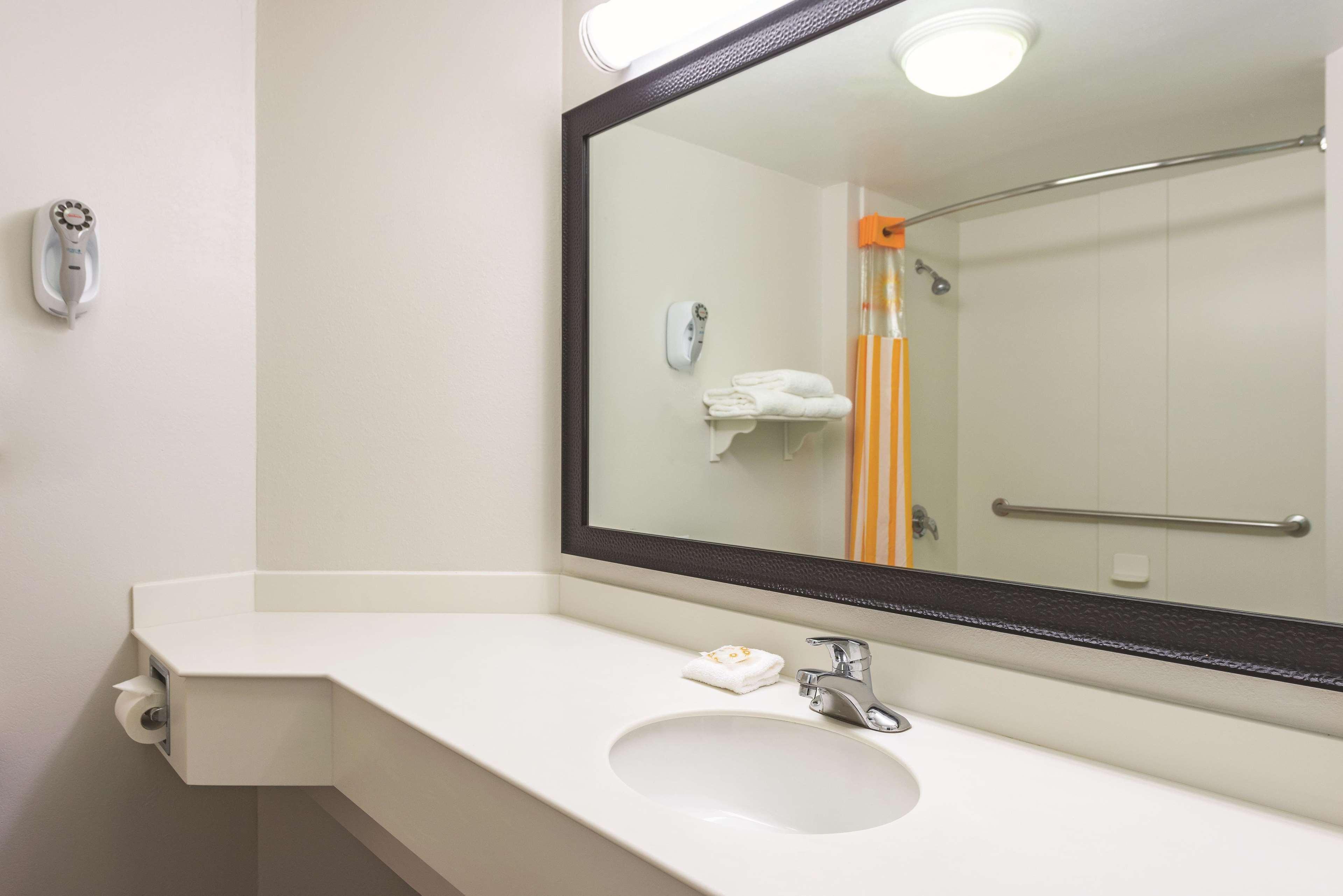 Travelodge By Wyndham Houston Cy-Fair Экстерьер фото