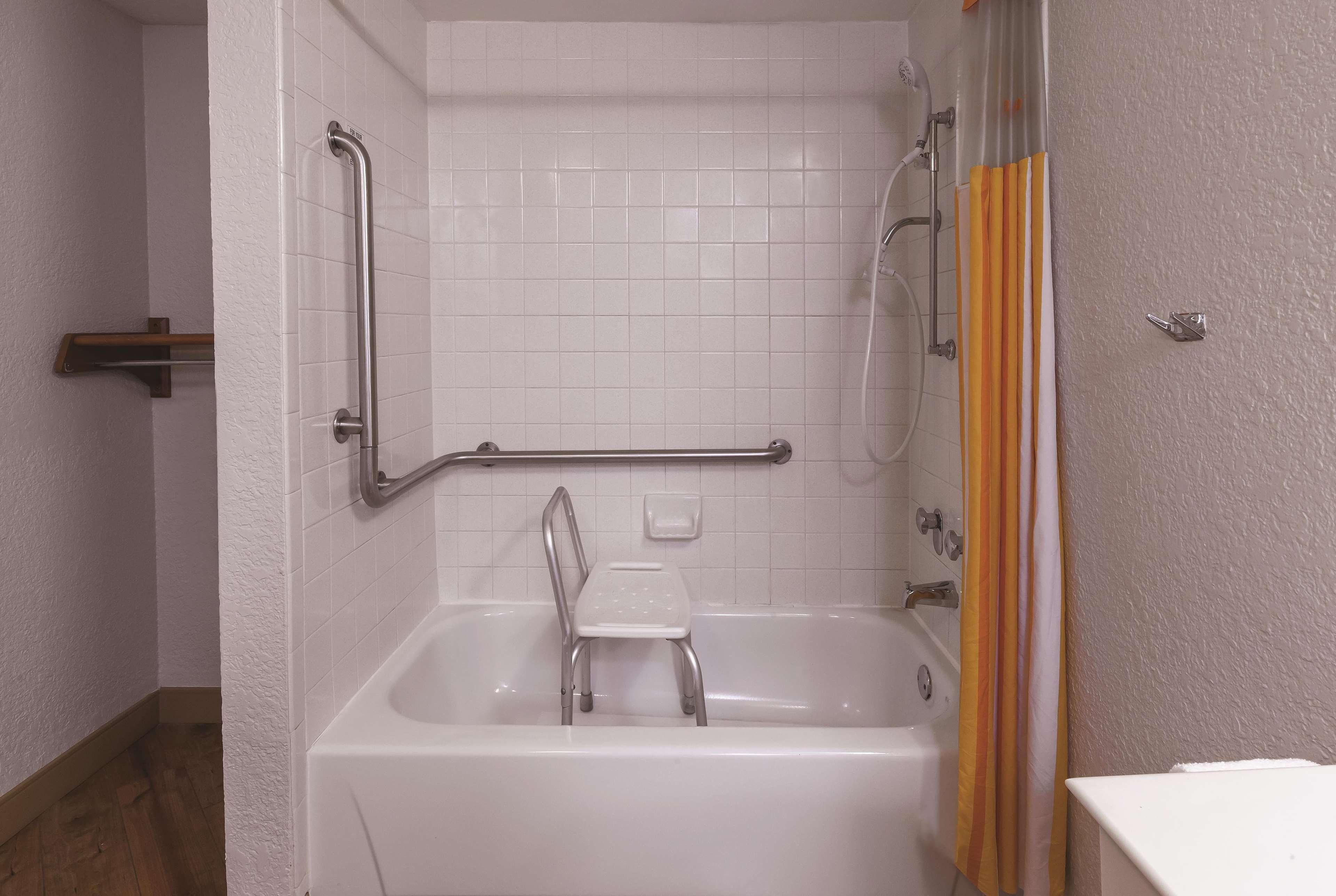 Travelodge By Wyndham Houston Cy-Fair Экстерьер фото