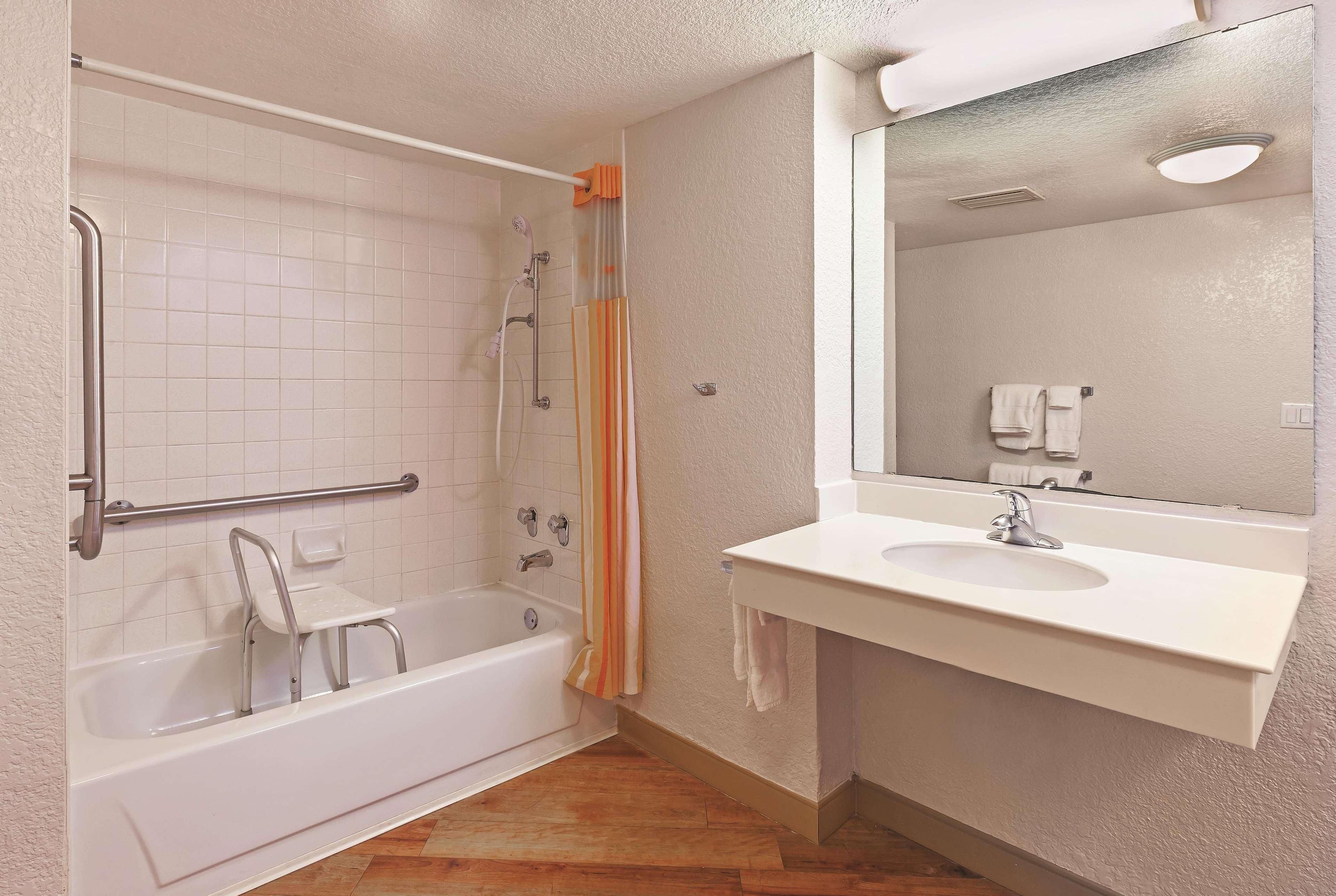 Travelodge By Wyndham Houston Cy-Fair Экстерьер фото